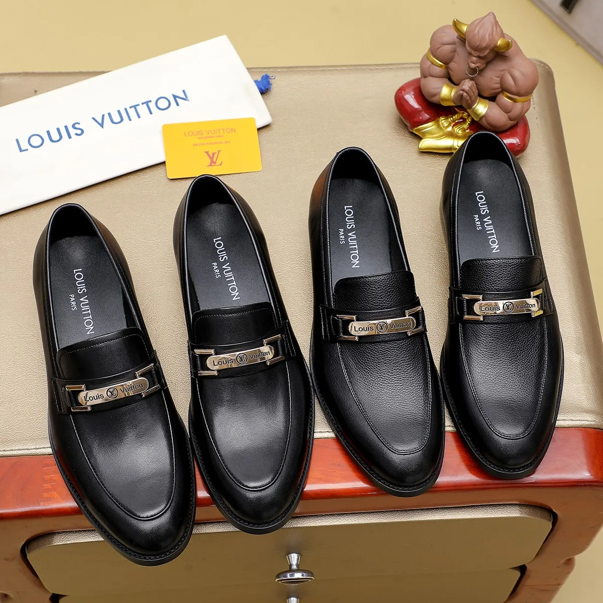 Men's Men's Shoes 💰420 💰[Louis Vuitton] LV high-end business formal leather shoes! ! Luxurious and elegant style, equal emphasis on practicality and style, professional focus on details and quality, counter original 1⃣️: 1⃣️ super accurate reproduction👍🏻! Material: The upper is made of imported original soft 🐂cowhide ➕imported first-layer sheepskin lining. Original anti-slip and wear-resistant outsole! Code number: 39--45, (38.46 custom-made) Large quantities in stock!